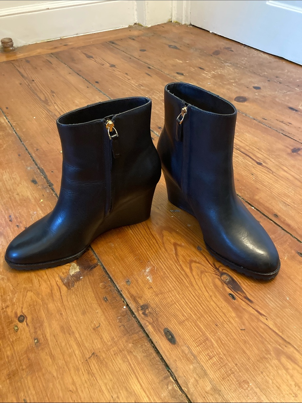 NWOT Ralph Lauren Black Leather Wedge Ankle Boots with Gold RL Accent Size 8.5B - Picture 2 of 4